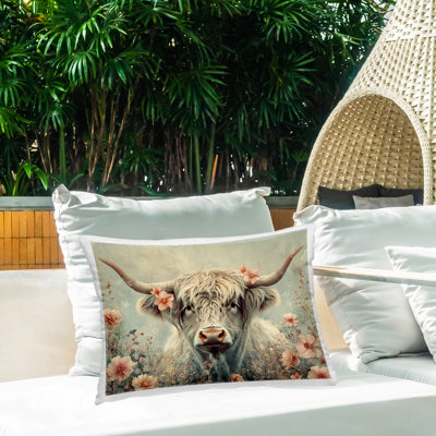 Coussin d'extérieur «Cow with Cherry Blossoms» par LSR Design Studio