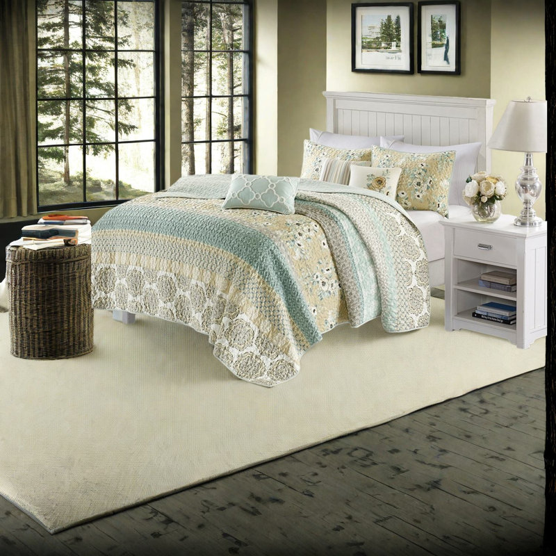 Ensembles de literie confortables, courtepointe verte avec coussins décoratifs, style transitionnel