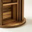 Table de bar ronde en bois d'ingénierie cannelé avec étagères de rangement à 3 niveaux, table de bar/cocktail de 90 cm de haut, résistante à l'eau et aux rayures, idéale pour un bar, une cuisine ou un café à domicile.