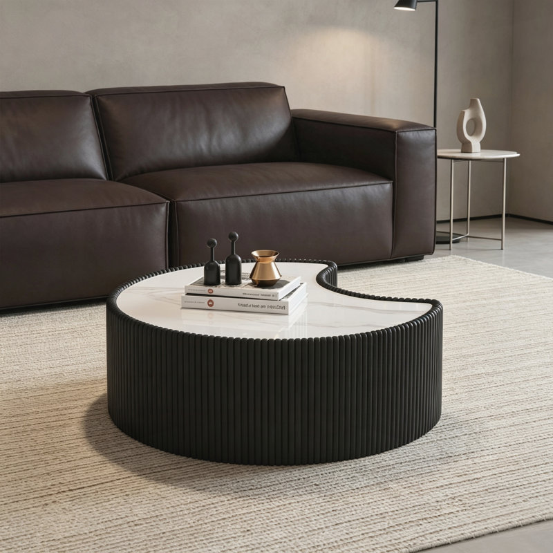 Table basse moderne en cuir fritté clair avec dessus en pierre de forme irrégulière pour salon (chaque plateau de table possède un motif gris unique)