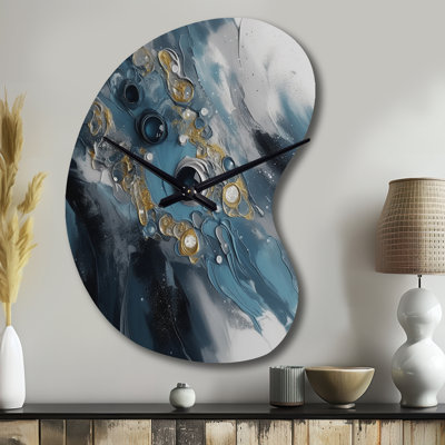 «Blue and White Transcendent Brushstrokes III», peinture abstraite de forme unique en métal horloge murale, horloge murale asymétrique moderne