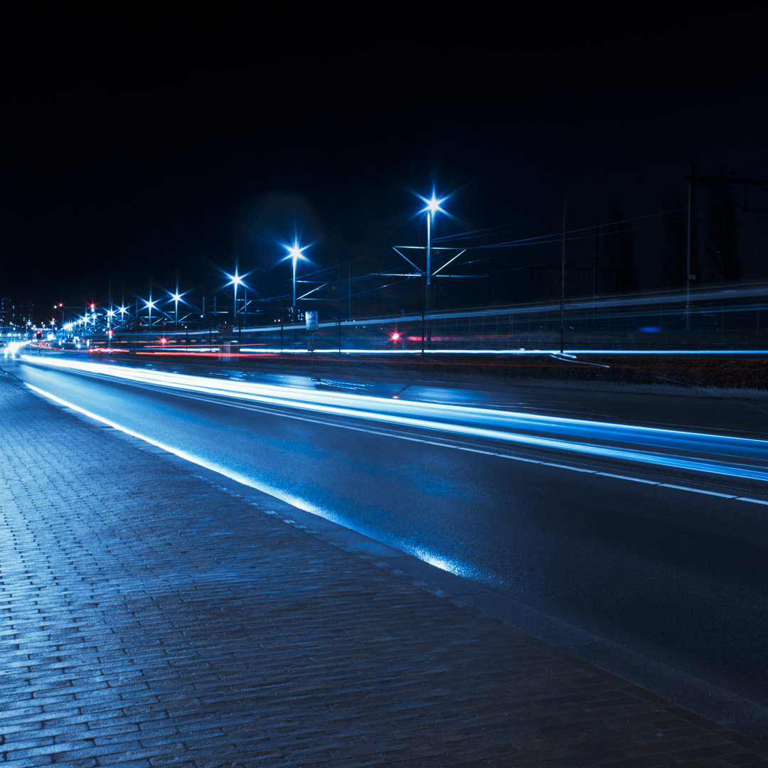 Kunstdruck Ampelspuren von Verkehrsautos auf der Reisebewegung