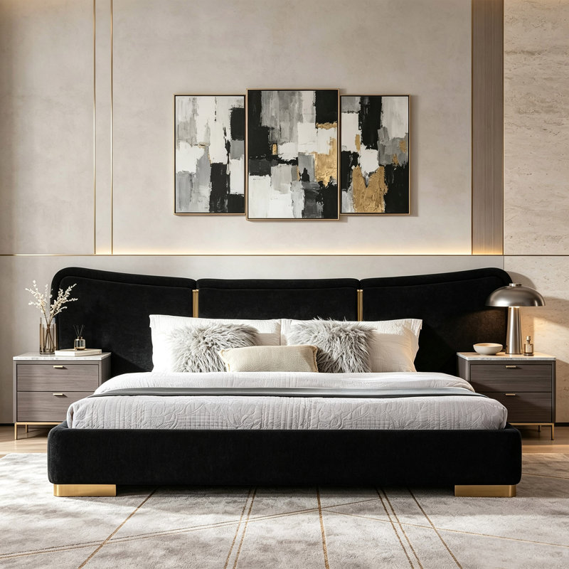 Grand lit de luxe moderne à profil bas avec structure en chenille douce et tête de lit incurvée avec pieds en métal doré poli