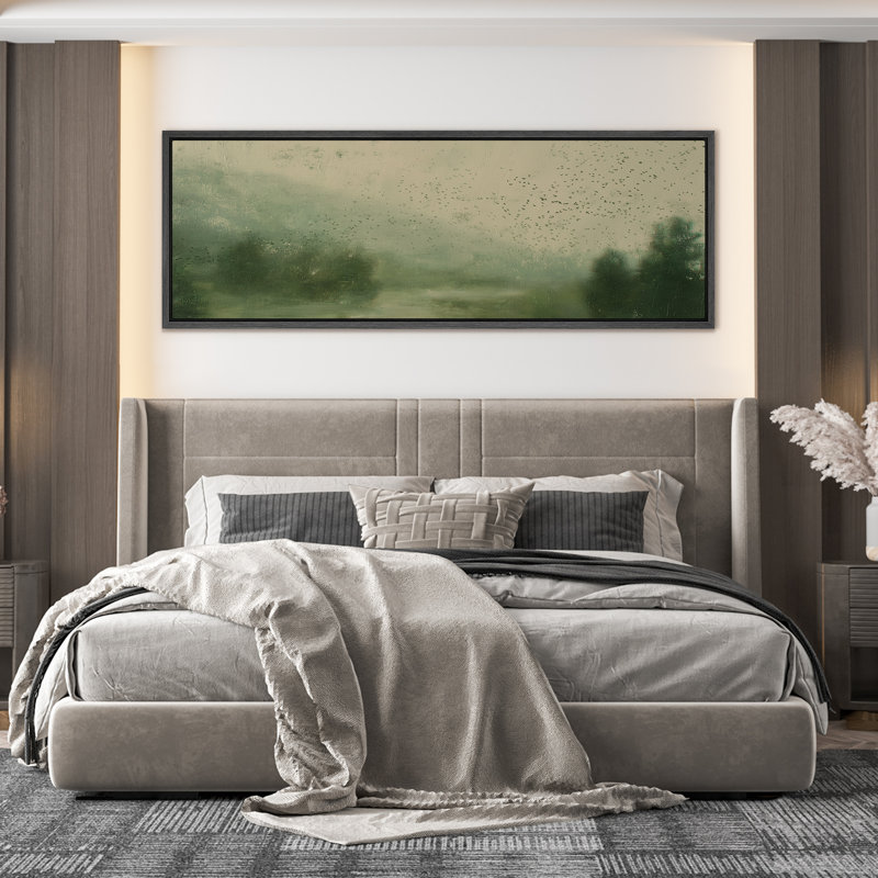 «Misty Green River Landscape with Flocking Birds in Atmosp boule», reproduction d'art sur toile encadrée, Noir
