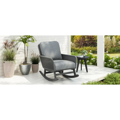 Chaise berçante contemporaine en osier gris minimaliste avec coussins en polyester doux et structure en bois durable, parfaite pour les espaces intérieurs et extérieurs comme le patio, le balcon ou le salon | L 24,8 po x l 42,5 po x H 31,5 po