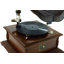 Gramophone brun en bois avec disque