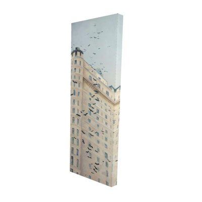 Oiseaux qui volent devant un bâtiment - Toile de salon contemporaine