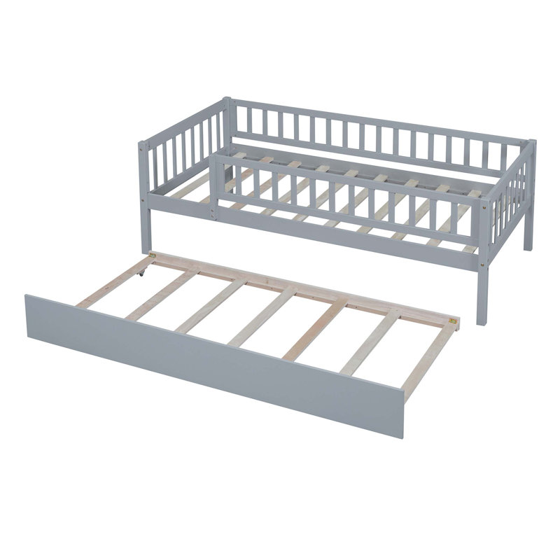 Lit de jour en bois robuste et fonctionnel avec barrières de sécurité gigogne et clôture pour un sommeil confortable et une optimisation de l'espace