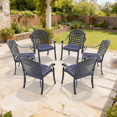 Chaise de patio en aluminium coulé de 6 pièces avec cadre noir et coussins bleus, coulée traditionnelle, lignes exquises, motifs de pétales rectangulaires, apparence élégante, idéale pour la détente en plein air