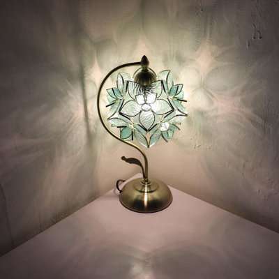 Lampe de table 17 po en forme de pétale de fleur de style Tiffany avec base en laiton antique