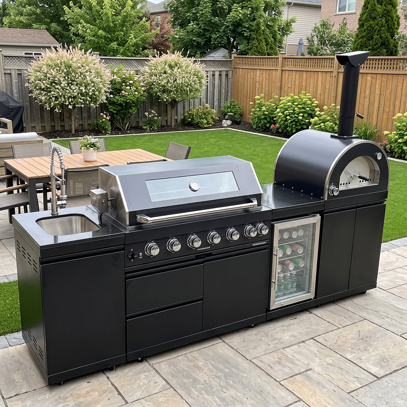 Îlot de cuisine extérieure modulaire de 109 pouces avec barbecue à gaz 6 brûleurs de 85 000 BTU, four à pizza de 35 000 BTU, comptoir en granit noir, évier, réfrigérateur extérieur et ensemble de rôtisserie.