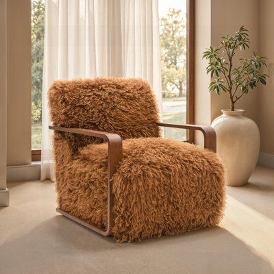 Concetta de style contemporain avec fausse fourrure douce, accoudoirs en bois d'inspiration rétro et siège serré pour le confort du salon