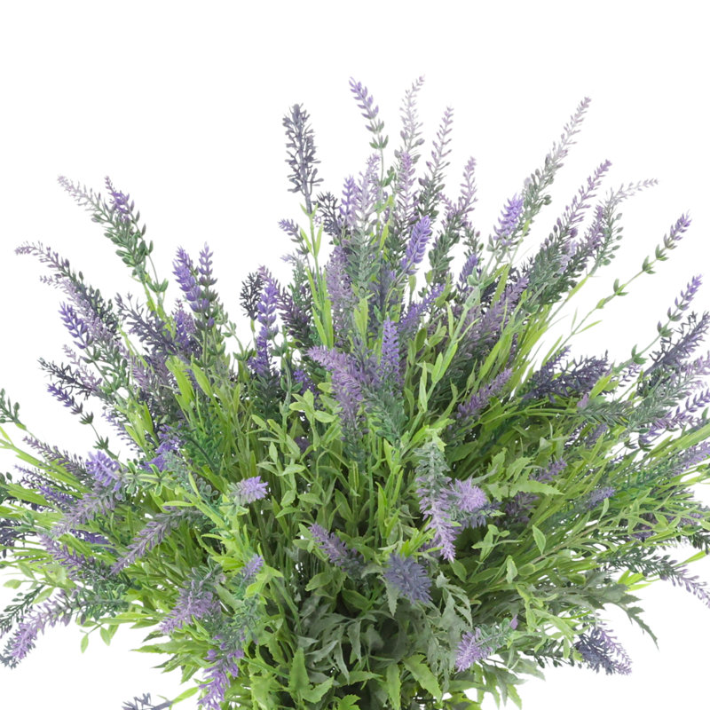 Lavande disposée en pot décoratif en céramique