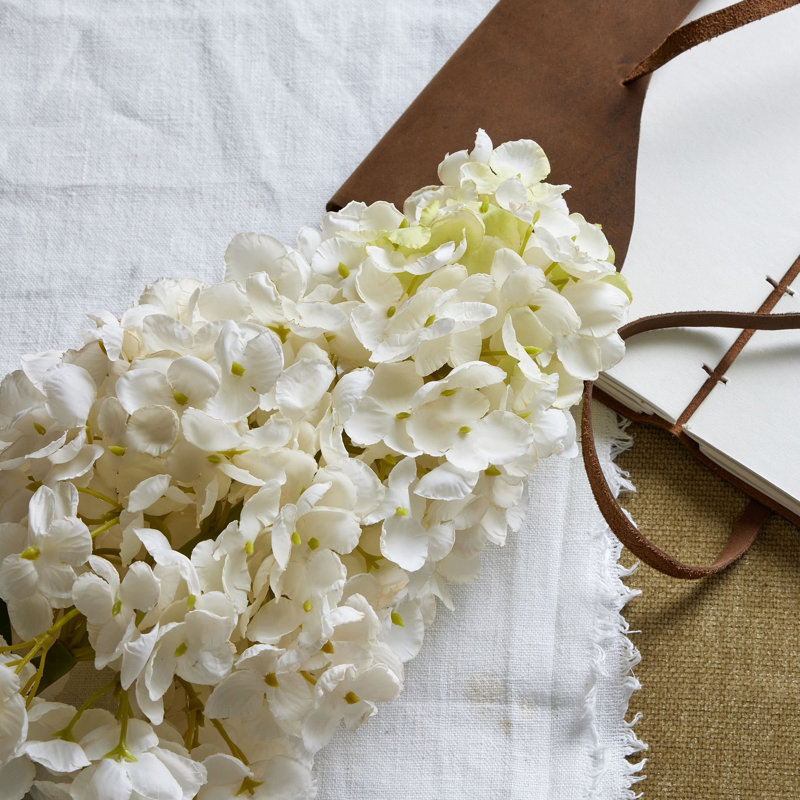 Arrangement, White