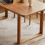 Une table de salle à manger robuste et durable en cerisier-112690828