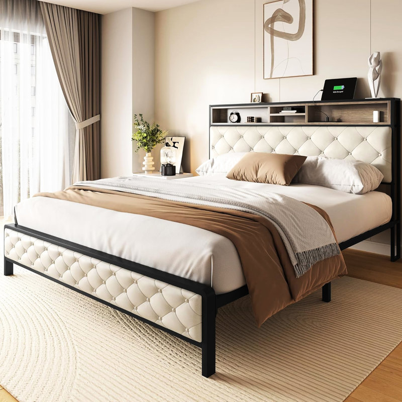 Structure de lit grand format avec tête de lit tapissier avec rangement, station de charge, lattes en métal doux et robustes, sans sommier, beige, design rétro industriel et plateforme Under Beige