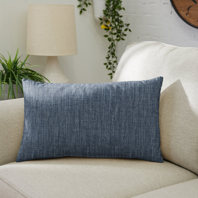 Coussin Andrew, Bleu contemporain, H 13 po x l 20 po