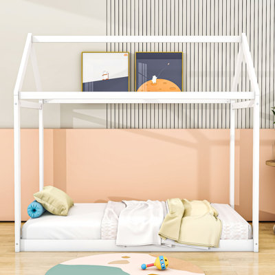 Lit simple en bois en forme de maison