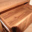 Grande table de chevet avec tiroir et compartiment ouvert-1968653400
