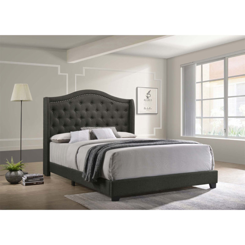 Lit à oreilles en cuivre avec dossier haut et tissu haut de gamme, offrant confort et élégance pour les chambres à coucher modernes.