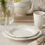 Assiettes à dîner en grès Heritage de 11 pouces - Assiettes élégantes à rebords festonnés avec perles en relief, ensemble de 4 - Assiettes blanc cassé intemporelles pour les dîners, les fêtes et l'utilisation quotidienne