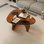 Table basse moderne triangulaire avec base en bois massif - noyer