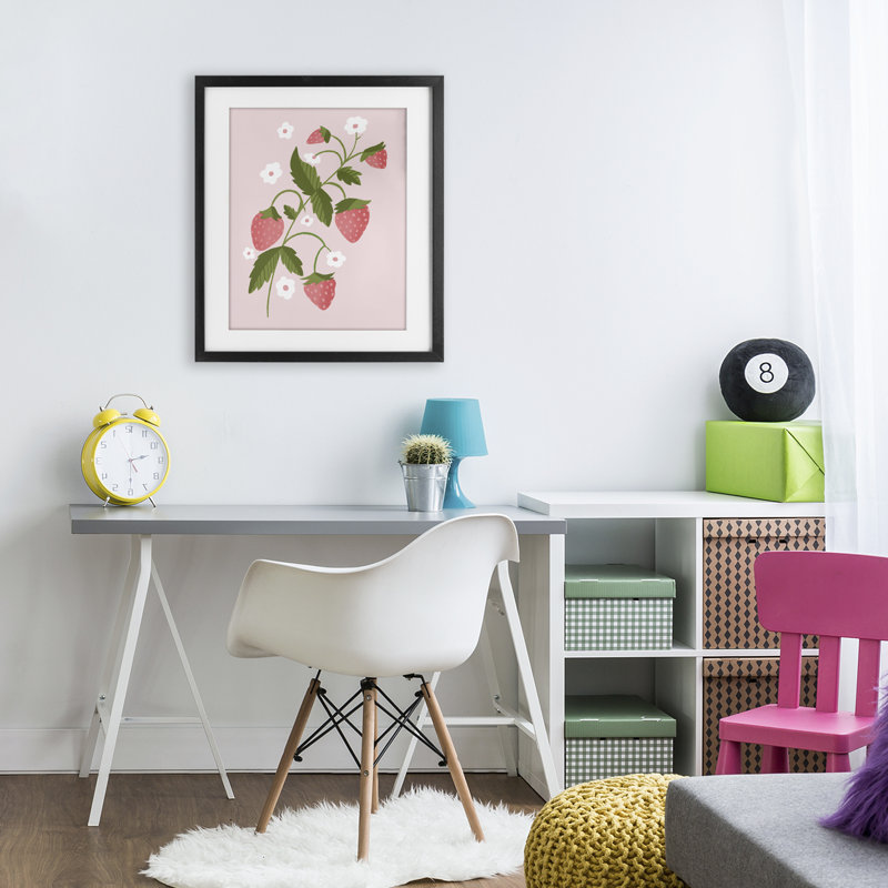 «Pastel Strawberries Branch», reproduction sous verre encadrée, design par Paige Sredenschek, H 16 po x l 13 po