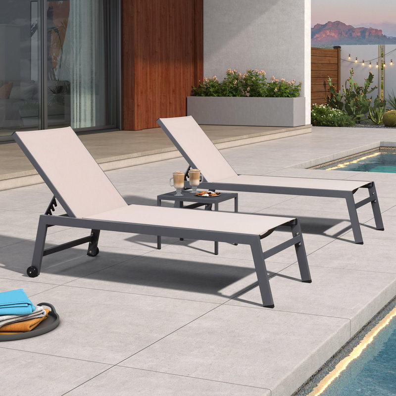 Ensemble de 2 chaises longues d'extérieur Latitude Run® avec cadre en aluminium et roues de piscine faciles à déplacer pour la table d'appoint