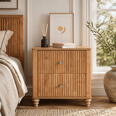 Table de chevet cannelée, table d'appoint de 21,65 po de largeur avec 3 tiroirs, table de chevet moderne en bois avec poignée en métal, table de chevet en bois pour la chambre à coucher, le salon et le placard