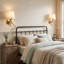 Applique murale rustique en faux bois à 1 lumière à intensité variable avec abat-jour en tissu blanc, applique murale en laiton pour chambre à coucher et couloir