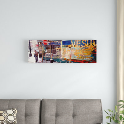 États-Unis, Californie, San Francisco, Little Italy, homme debout à l'extérieur d'un bar par Panoramic Images - Print