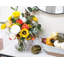 Tournesol et rose dans un vase