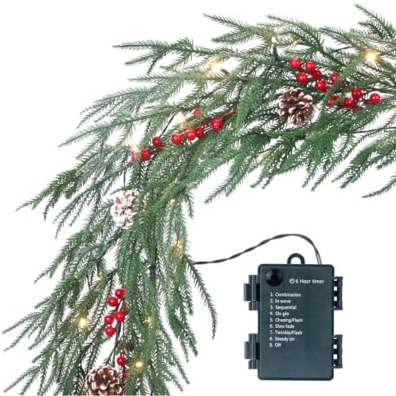 Guirlande de Noël pré-éclairée 6 pi avec baies rouges et boules de cèdre 6 pi Norfolk