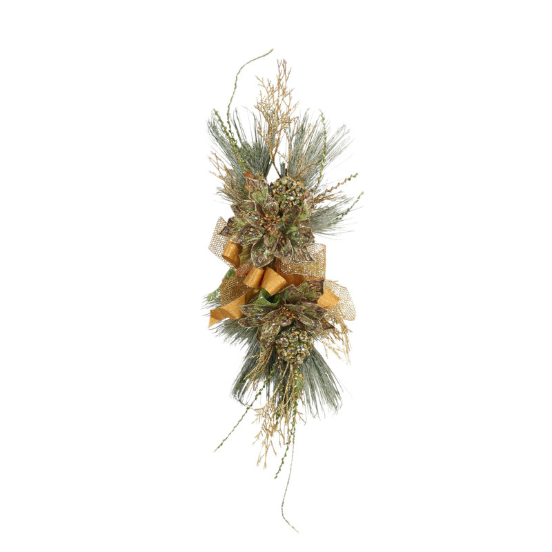 Arrangement de pin vert et de houx avec ruban rouge