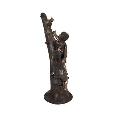 Sculpture de jardin bronze garçon et fille avec chat dans un arbre