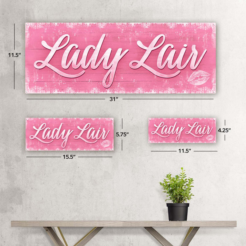 «Pink Lady Lair Metal Sign» sur métal, H 5,75 po x l 15,5 po