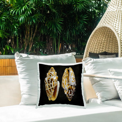 Coussin d'extérieur imprimé Spots Cowrie Shells par Caroline Kelly