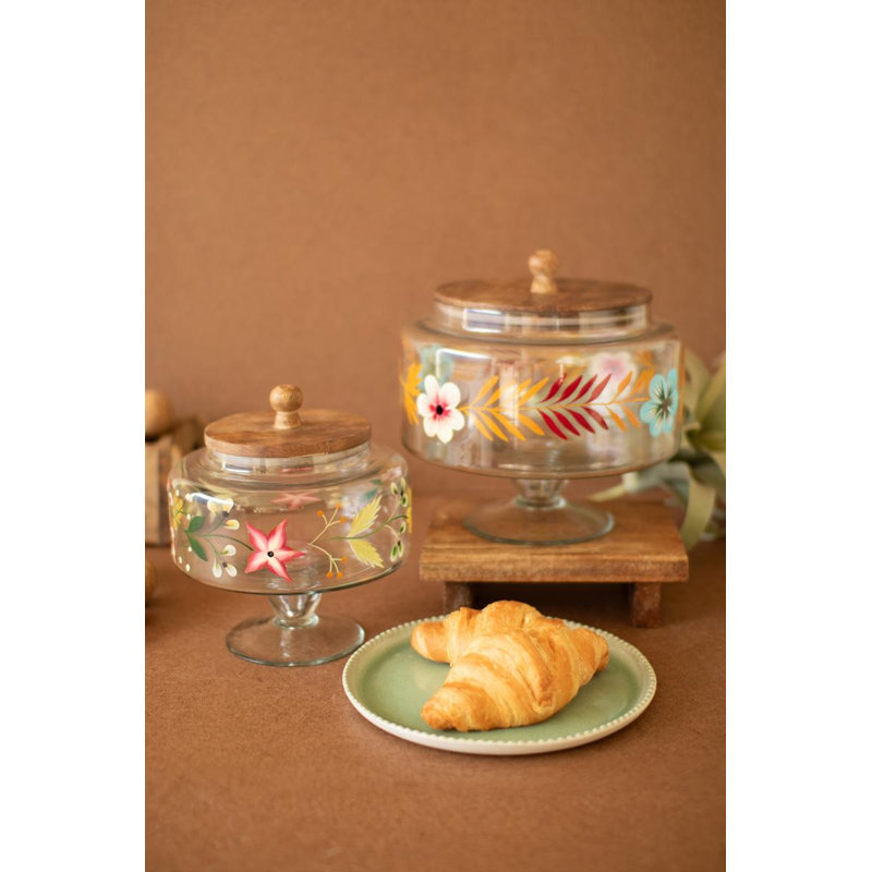 Ensemble de deux pots en verre sur pied avec couvercles et détails peints