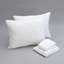Literie pour très grand lit Essentials - 2 oreillers, drap, housse de protection pour matelas. Draps doux, protège les déversements, les punaises de lit, etc. Double couture. Oreillers liquides blancs en microfibre avec housses à fermeture éclair.