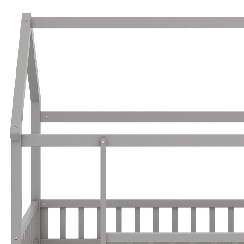 Lit de plancher en bois avec cadre de toit de maison, garde-corps de clôture, gris