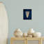  «Cone Shell» sur plaque murale bleue par Graffi *ee Studios
