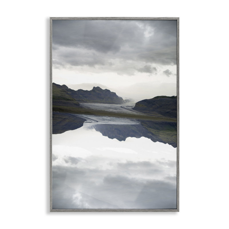 Giclée encadrée par Ice Roadtrip Reflection, design par Robin Vandenabeele, H 30 po x l 20 po, Estampe numérique Farmhouse