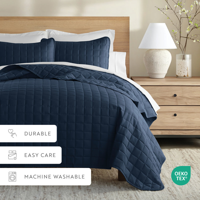 Ensemble de couvre-lit matelassé en microfibre doublement brossé à motif de carré Simply Soft™, Bleu marine