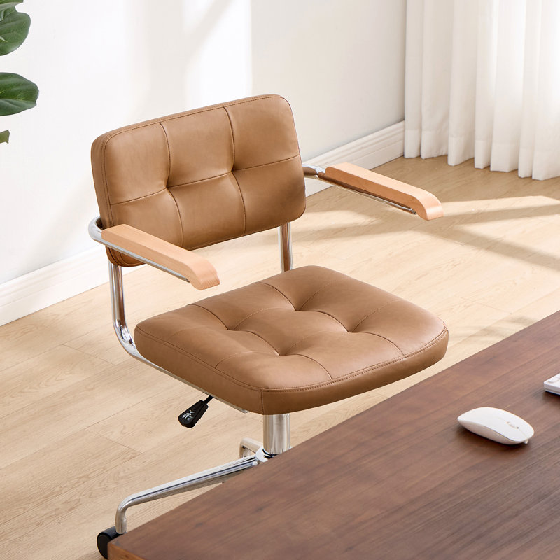 Chaise de bureau pivotante et réglable Ayris, style moderne du milieu du siècle, avec accoudoirs en bois et piètement chromé.