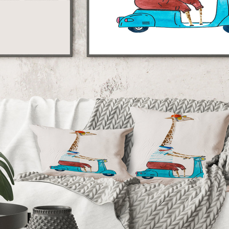 Girafe habillée portant un casque et une housse de coussin rectangulaire
