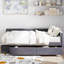 Lit simple avec revêtement en velours gris et plateforme de rangement supplémentaire durable