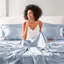 Draps simples en satin - froissés - luxueux. Convient aux matelas de 16 po. Comprend 1 drap-housse plat et 4 taies d'oreiller. Doux et soyeux. Peau gracieuse. Literie gracieuse.