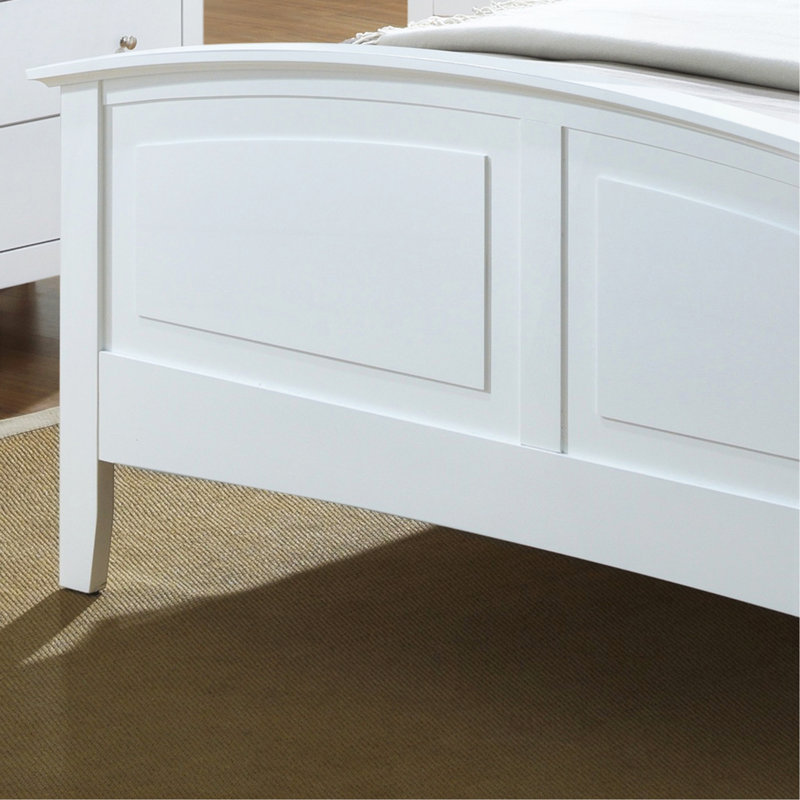 Charmant grand lit blanc pour la détente
