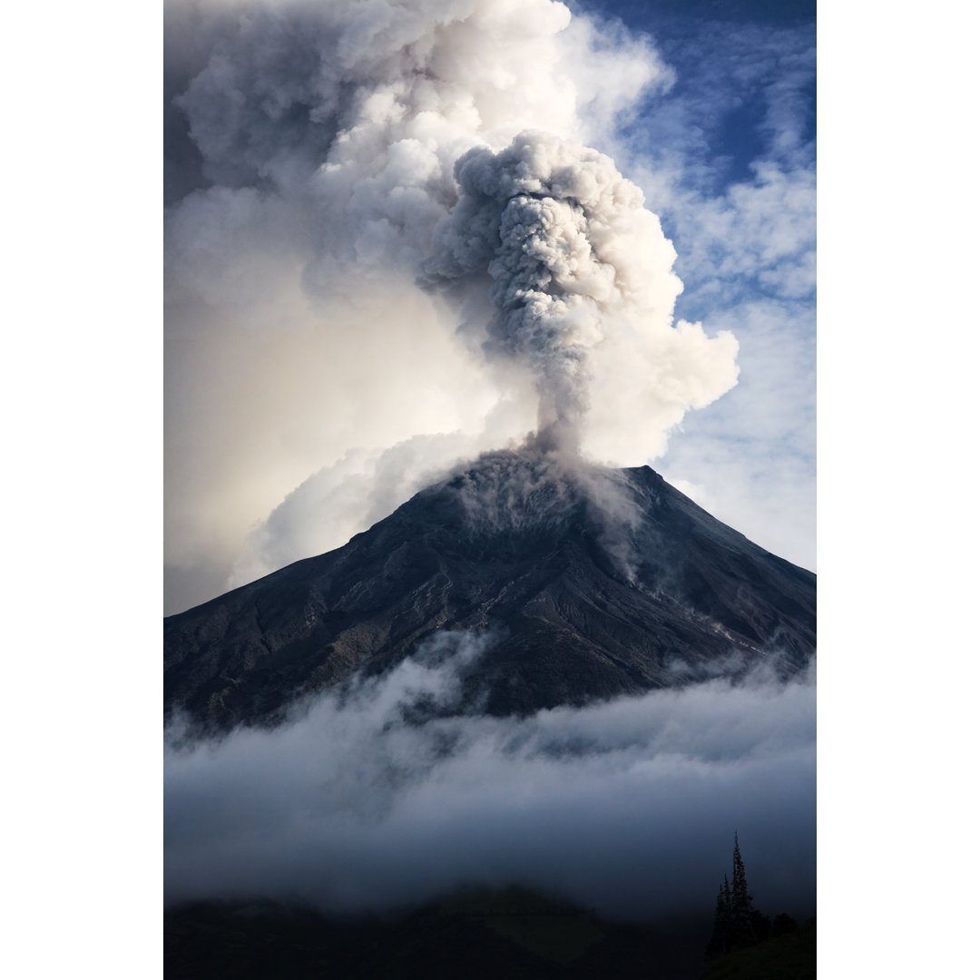 Tungurahua Volcanic von Kalistratova - Kunstdrucke auf Leinwand