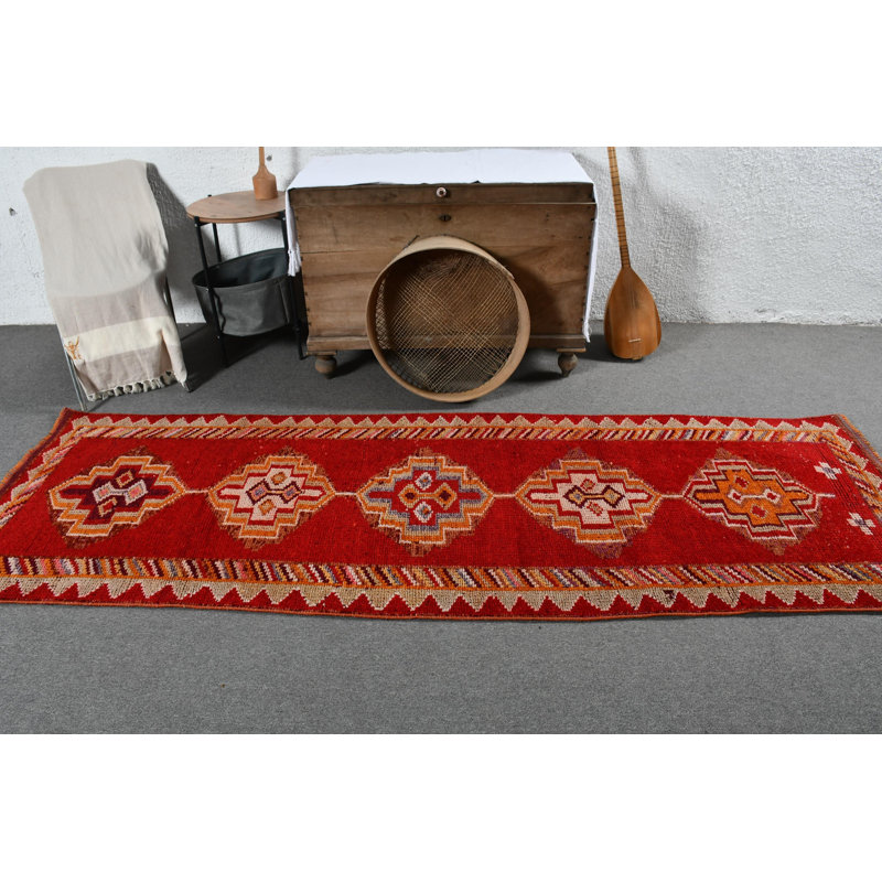 Tapis kilim turc tissé à la main avec des motifs géométriques et des tons rouges riches, idéal pour décorer un couloir rouge / orange